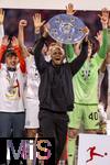 10.05.2025, Fussball 1. Bundesliga 2024/2025, 33. Spieltag,  FC Bayern Mnchen - Borussia Mnchengladbach, in der Allianz-Arena Mnchen. Der FC Bayern Mnchen feiert seine 34.Meisterschaft nach dem Spiel. Trainer Vincent Kompany (FC Bayern Mnchen) prsentiert die Schale