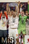 10.05.2025, Fussball 1. Bundesliga 2024/2025, 33. Spieltag,  FC Bayern Mnchen - Borussia Mnchengladbach, in der Allianz-Arena Mnchen. Der FC Bayern Mnchen feiert seine 34.Meisterschaft nach dem Spiel. Harry Kane (FC Bayern Mnchen) prsentiert die Schale