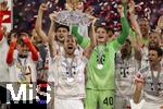 10.05.2025, Fussball 1. Bundesliga 2024/2025, 33. Spieltag,  FC Bayern Mnchen - Borussia Mnchengladbach, in der Allianz-Arena Mnchen. Der FC Bayern Mnchen feiert seine 34.Meisterschaft nach dem Spiel. Harry Kane (FC Bayern Mnchen) prsentiert die Schale