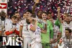 10.05.2025, Fussball 1. Bundesliga 2024/2025, 33. Spieltag,  FC Bayern Mnchen - Borussia Mnchengladbach, in der Allianz-Arena Mnchen. Der FC Bayern Mnchen feiert seine 34.Meisterschaft nach dem Spiel. Harry Kane (FC Bayern Mnchen) ksst die Schale