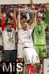 10.05.2025, Fussball 1. Bundesliga 2024/2025, 33. Spieltag,  FC Bayern Mnchen - Borussia Mnchengladbach, in der Allianz-Arena Mnchen. Der FC Bayern Mnchen feiert seine 34.Meisterschaft nach dem Spiel. Eric Dier (FC Bayern Mnchen) prsentiert die Schale