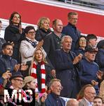 10.05.2025, Fussball 1. Bundesliga 2024/2025, 33. Spieltag,  FC Bayern Mnchen - Borussia Mnchengladbach, in der Allianz-Arena Mnchen.  Thomas Mller (FC Bayern Mnchen) wird ausgewechselt, sene Eltern auf der Tribne ergriffen, li: Mutter Klaudia Mller, rechts neben ihr Vater Gerhard Mller