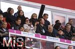 10.05.2025, Fussball 1. Bundesliga 2024/2025, 33. Spieltag,  FC Bayern Mnchen - Borussia Mnchengladbach, in der Allianz-Arena Mnchen. Thomas Mller Eltern auf der Tribne, li: Mutter Klaudia Mller, rechts neben ihr Vater Gerhard Mller