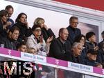 10.05.2025, Fussball 1. Bundesliga 2024/2025, 33. Spieltag,  FC Bayern Mnchen - Borussia Mnchengladbach, in der Allianz-Arena Mnchen. Thomas Mller Eltern auf der Tribne, li: Mutter Klaudia Mller, rechts neben ihr Vater Gerhard Mller