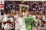 10.05.2025, Fussball 1. Bundesliga 2024/2025, 33. Spieltag,  FC Bayern Mnchen - Borussia Mnchengladbach, in der Allianz-Arena Mnchen. Der FC Bayern Mnchen feiert seine 34.Meisterschaft nach dem Spiel. Harry Kane (FC Bayern Mnchen) prsentiert die Schale