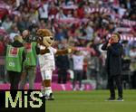 10.05.2025, Fussball 1. Bundesliga 2024/2025, 33. Spieltag,  FC Bayern Mnchen - Borussia Mnchengladbach, in der Allianz-Arena Mnchen. Der Tenor Jonas Kaufmann singt das neue Fan Lied, Berni das Maskottchen findet es einfach schn.