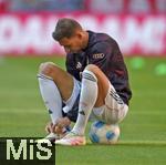 10.05.2025, Fussball 1. Bundesliga 2024/2025, 33. Spieltag,  FC Bayern Mnchen - Borussia Mnchengladbach, in der Allianz-Arena Mnchen. Leon Goretzka (FC Bayern Mnchen) nachdenklich.