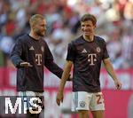 10.05.2025, Fussball 1. Bundesliga 2024/2025, 33. Spieltag,  FC Bayern Mnchen - Borussia Mnchengladbach, in der Allianz-Arena Mnchen. v.l. Konrad Laimer (FC Bayern Mnchen) und Thomas Mller (FC Bayern Mnchen) 
