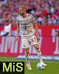 10.05.2025, Fussball 1. Bundesliga 2024/2025, 33. Spieltag,  FC Bayern Mnchen - Borussia Mnchengladbach, in der Allianz-Arena Mnchen. Konrad Laimer (FC Bayern Mnchen) am Ball