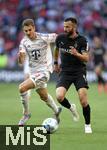 10.05.2025, Fussball 1. Bundesliga 2024/2025, 33. Spieltag,  FC Bayern Mnchen - Borussia Mnchengladbach, in der Allianz-Arena Mnchen. v.l. Josip Stanisic (Bayern Mnchen) gegen Franck Honorat  (Borussia Mnchengladbach) 