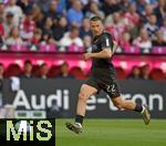 10.05.2025, Fussball 1. Bundesliga 2024/2025, 33. Spieltag,  FC Bayern Mnchen - Borussia Mnchengladbach, in der Allianz-Arena Mnchen. Stefan Lainer (Borussia Mnchengladbach) am Ball.