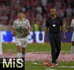 10.05.2025, Fussball 1. Bundesliga 2024/2025, 33. Spieltag,  FC Bayern Mnchen - Borussia Mnchengladbach, in der Allianz-Arena Mnchen. Aleksandar Pavlovic (Bayern Mnchen)  mit Trainer Vincent Kompany (FC Bayern Mnchen) und Schale.