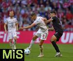 10.05.2025, Fussball 1. Bundesliga 2024/2025, 33. Spieltag,  FC Bayern Mnchen - Borussia Mnchengladbach, in der Allianz-Arena Mnchen. Leon Goretzka (FC Bayern Mnchen) setzt sich durch.
