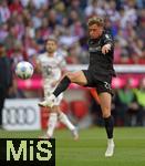 10.05.2025, Fussball 1. Bundesliga 2024/2025, 33. Spieltag,  FC Bayern Mnchen - Borussia Mnchengladbach, in der Allianz-Arena Mnchen. Robin Hack (Borussia Mnchengladbach) am Ball.