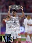 10.05.2025, Fussball 1. Bundesliga 2024/2025, 33. Spieltag,  FC Bayern Mnchen - Borussia Mnchengladbach, in der Allianz-Arena Mnchen. Aleksandar Pavlovic (Bayern Mnchen)  streckt die Schale in die Hhe.