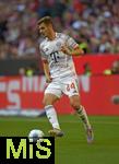 10.05.2025, Fussball 1. Bundesliga 2024/2025, 33. Spieltag,  FC Bayern Mnchen - Borussia Mnchengladbach, in der Allianz-Arena Mnchen. Josip Stanisic (Bayern Mnchen) am Ball.,