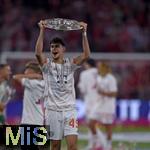 10.05.2025, Fussball 1. Bundesliga 2024/2025, 33. Spieltag,  FC Bayern Mnchen - Borussia Mnchengladbach, in der Allianz-Arena Mnchen. Aleksandar Pavlovic (Bayern Mnchen)  streckt die Schale in die Hhe.