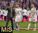 10.05.2025, Fussball 1. Bundesliga 2024/2025, 33. Spieltag,  FC Bayern Mnchen - Borussia Mnchengladbach, in der Allianz-Arena Mnchen. zum letzten Interview Thomas Mller (FC Bayern Mnchen) Dieter Nikles (Bayern Mnchen) . Eric Dier (FC Bayern Mnchen) 