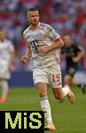 10.05.2025, Fussball 1. Bundesliga 2024/2025, 33. Spieltag,  FC Bayern Mnchen - Borussia Mnchengladbach, in der Allianz-Arena Mnchen. Eric Dier (FC Bayern Mnchen) spurtet.