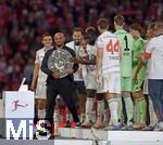 10.05.2025, Fussball 1. Bundesliga 2024/2025, 33. Spieltag,  FC Bayern Mnchen - Borussia Mnchengladbach, in der Allianz-Arena Mnchen. Trainer Vincent Kompany (FC Bayern Mnchen) mit der Schale,
