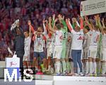 10.05.2025, Fussball 1. Bundesliga 2024/2025, 33. Spieltag,  FC Bayern Mnchen - Borussia Mnchengladbach, in der Allianz-Arena Mnchen. Trainer Vincent Kompany (FC Bayern Mnchen) streckt die Schale in die Hhe, v.l. Trainer Vincent Kompany (FC Bayern Mnchen), Joao Palhinha (FC Bayern Mnchen), usw.