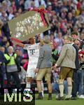 10.05.2025, Fussball 1. Bundesliga 2024/2025, 33. Spieltag,  FC Bayern Mnchen - Borussia Mnchengladbach, in der Allianz-Arena Mnchen. So viele Titel hat Thomas Mller (FC Bayern Mnchen) gewonnen, Vorstandsvorsitzender Jan-Christian Dreesen (FC Bayern Mnchen) 