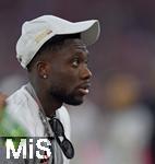 10.05.2025, Fussball 1. Bundesliga 2024/2025, 33. Spieltag,  FC Bayern Mnchen - Borussia Mnchengladbach, in der Allianz-Arena Mnchen. Alphonso Davies (FC Bayern Mnchen) mit Capi und Sonnenbrille.