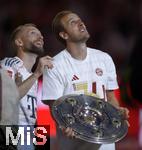 10.05.2025, Fussball 1. Bundesliga 2024/2025, 33. Spieltag,  FC Bayern Mnchen - Borussia Mnchengladbach, in der Allianz-Arena Mnchen. v.l. Konrad Laimer (FC Bayern Mnchen) und Harry Kane (FC Bayern Mnchen) mit der Schale,
