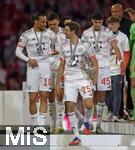 10.05.2025, Fussball 1. Bundesliga 2024/2025, 33. Spieltag,  FC Bayern Mnchen - Borussia Mnchengladbach, in der Allianz-Arena Mnchen. v.l. Leroy Sane (Bayern Mnchen) und Thomas Mller (FC Bayern Mnchen) und Aleksandar Pavlovic (Bayern Mnchen)  mit Schale.