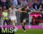 10.05.2025, Fussball 1. Bundesliga 2024/2025, 33. Spieltag,  FC Bayern Mnchen - Borussia Mnchengladbach, in der Allianz-Arena Mnchen. v.l. Konrad Laimer (FC Bayern Mnchen) gegen Luca Netz (Borussia Mnchengladbach) 