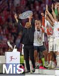 10.05.2025, Fussball 1. Bundesliga 2024/2025, 33. Spieltag,  FC Bayern Mnchen - Borussia Mnchengladbach, in der Allianz-Arena Mnchen. Trainer Vincent Kompany (FC Bayern Mnchen) streckt die Schale in die Hhe,