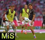 10.05.2025, Fussball 1. Bundesliga 2024/2025, 33. Spieltag,  FC Bayern Mnchen - Borussia Mnchengladbach, in der Allianz-Arena Mnchen.  v.l. Josip Stanisic (Bayern Mnchen) und Thomas Mller (FC Bayern Mnchen) 