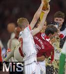 10.05.2025, Fussball 1. Bundesliga 2024/2025, 33. Spieltag,  FC Bayern Mnchen - Borussia Mnchengladbach, in der Allianz-Arena Mnchen.Konrad Laimer (FC Bayern Mnchen) schttet Thomas Mller (FC Bayern Mnchen) Bier ber den Kopf whrend der von Leon Goretzka (FC Bayern Mnchen) getragen wird