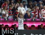 10.05.2025, Fussball 1. Bundesliga 2024/2025, 33. Spieltag,  FC Bayern Mnchen - Borussia Mnchengladbach, in der Allianz-Arena Mnchen. Thomas Mller (FC Bayern Mnchen) wird geehrt