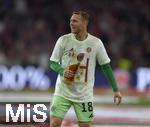 10.05.2025, Fussball 1. Bundesliga 2024/2025, 33. Spieltag,  FC Bayern Mnchen - Borussia Mnchengladbach, in der Allianz-Arena Mnchen. Torwart Daniel Peretz (FC Bayern Mnchen) mit einem Paulaner Bier