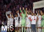 10.05.2025, Fussball 1. Bundesliga 2024/2025, 33. Spieltag,  FC Bayern Mnchen - Borussia Mnchengladbach, in der Allianz-Arena Mnchen. Leroy Sane (Bayern Mnchen) streckt die Schale in die Hhe, v.l. Leroy Sane (Bayern Mnchen), Joao Palhinha (FC Bayern Mnchen), Michael Olise (FC Bayern Mnchen), Torwart Manuel Neuer (FC Bayern Mnchen), Josip Stanisic (Bayern Mnchen) und Leon Goretzka (FC Bayern Mnchen) 