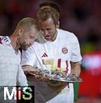 10.05.2025, Fussball 1. Bundesliga 2024/2025, 33. Spieltag,  FC Bayern Mnchen - Borussia Mnchengladbach, in der Allianz-Arena Mnchen. v.l. Konrad Laimer (FC Bayern Mnchen) und Harry Kane (FC Bayern Mnchen) mit der Schale,