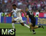 10.05.2025, Fussball 1. Bundesliga 2024/2025, 33. Spieltag,  FC Bayern Mnchen - Borussia Mnchengladbach, in der Allianz-Arena Mnchen. Kingsley Coman (FC Bayern Mnchen) am Ball gegen Stefan Lainer (Borussia Mnchengladbach) 