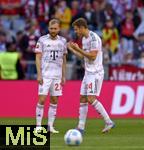 10.05.2025, Fussball 1. Bundesliga 2024/2025, 33. Spieltag,  FC Bayern Mnchen - Borussia Mnchengladbach, in der Allianz-Arena Mnchen. v.l. Konrad Laimer (FC Bayern Mnchen) und Josip Stanisic (Bayern Mnchen)  im Gesprch.