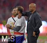 10.05.2025, Fussball 1. Bundesliga 2024/2025, 33. Spieltag,  FC Bayern Mnchen - Borussia Mnchengladbach, in der Allianz-Arena Mnchen. v.l. Co-Trainer Aaron Danks (Bayern Mnchen) und Trainer Vincent Kompany (FC Bayern Mnchen) sind stolz