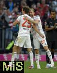 10.05.2025, Fussball 1. Bundesliga 2024/2025, 33. Spieltag,  FC Bayern Mnchen - Borussia Mnchengladbach, in der Allianz-Arena Mnchen. Konrad Laimer (FC Bayern Mnchen) verabschiedet sich von Thomas Mller (FC Bayern Mnchen) 