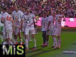 10.05.2025, Fussball 1. Bundesliga 2024/2025, 33. Spieltag,  FC Bayern Mnchen - Borussia Mnchengladbach, in der Allianz-Arena Mnchen. Thomas Mller (FC Bayern Mnchen) mit der Schale v.l. Josip Stanisic (Bayern Mnchen), Harry Kane (FC Bayern Mnchen), Thomas Mller (FC Bayern Mnchen) , Sacha Boey (FC Bayern Mnchen) 