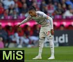 10.05.2025, Fussball 1. Bundesliga 2024/2025, 33. Spieltag,  FC Bayern Mnchen - Borussia Mnchengladbach, in der Allianz-Arena Mnchen. Michael Olise (FC Bayern Mnchen) gestikuliert.