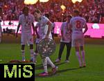 10.05.2025, Fussball 1. Bundesliga 2024/2025, 33. Spieltag,  FC Bayern Mnchen - Borussia Mnchengladbach, in der Allianz-Arena Mnchen. Thomas Mller (FC Bayern Mnchen) mit der Schale