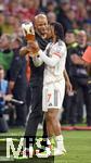 10.05.2025, Fussball 1. Bundesliga 2024/2025, 33. Spieltag,  FC Bayern Mnchen - Borussia Mnchengladbach, in der Allianz-Arena Mnchen. v.l. Trainer Vincent Kompany (FC Bayern Mnchen) mit Michael Olise (FC Bayern Mnchen) und ein Glas Bier.