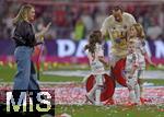 10.05.2025, Fussball 1. Bundesliga 2024/2025, 33. Spieltag,  FC Bayern Mnchen - Borussia Mnchengladbach, in der Allianz-Arena Mnchen. Harry Kane (FC Bayern Mnchen) mit seiner Familie, Katie Goodland und den gemeinsamen Kindern 
