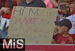 10.05.2025, Fussball 1. Bundesliga 2024/2025, 33. Spieltag,  FC Bayern Mnchen - Borussia Mnchengladbach, in der Allianz-Arena Mnchen. Hi Mller , danke fr dein Fuballmrchen! Schenkst du mir zum Abschied dein Trikot?