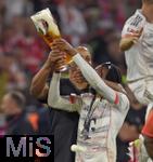 10.05.2025, Fussball 1. Bundesliga 2024/2025, 33. Spieltag,  FC Bayern Mnchen - Borussia Mnchengladbach, in der Allianz-Arena Mnchen. v.l. Trainer Vincent Kompany (FC Bayern Mnchen) mit Michael Olise (FC Bayern Mnchen) und ein Glas Bier.