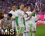 10.05.2025, Fussball 1. Bundesliga 2024/2025, 33. Spieltag,  FC Bayern Mnchen - Borussia Mnchengladbach, in der Allianz-Arena Mnchen. Torwart Manuel Neuer (FC Bayern Mnchen) freut sich. v.l. Aleksandar Pavlovic (Bayern Mnchen)  , Joao Palhinha (FC Bayern Mnchen) , Torwart Manuel Neuer (FC Bayern Mnchen), Gabriel Vidovic (FC Bayern Mnchen), Torwart Jonas Urbig (FC Bayern Mnchen) 