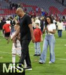 10.05.2025, Fussball 1. Bundesliga 2024/2025, 33. Spieltag,  FC Bayern Mnchen - Borussia Mnchengladbach, in der Allianz-Arena Mnchen. Trainer Vincent Kompany (FC Bayern Mnchen) mit seinem Sohn